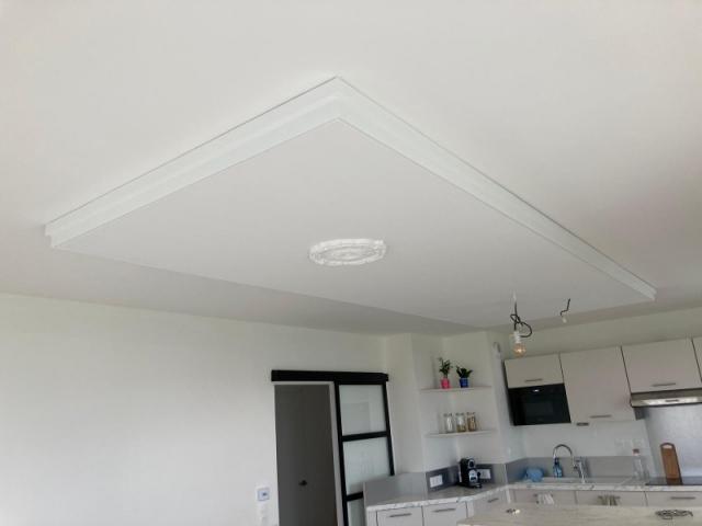 Réalisation d'un faux plafond et pose d'éléments décoratifs de la marque Orac Décor sur Caen