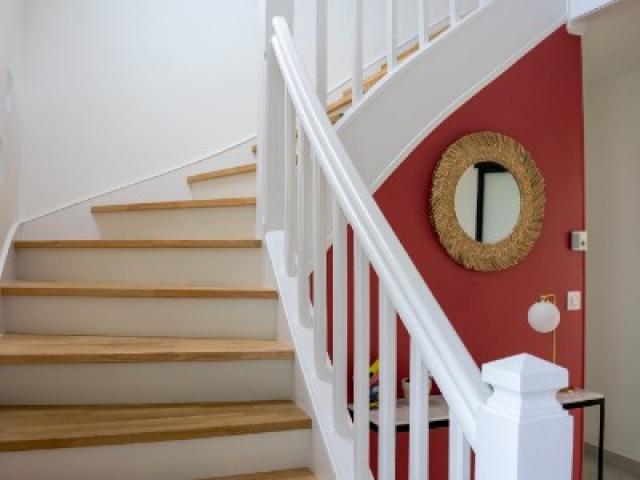 Pose d'un parquet contrecollé et habillage d'un escalier par Laro Aménagement d'intérieur