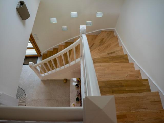 Pose d'un parquet contrecollé et habillage d'un escalier par Laro Aménagement d'intérieur