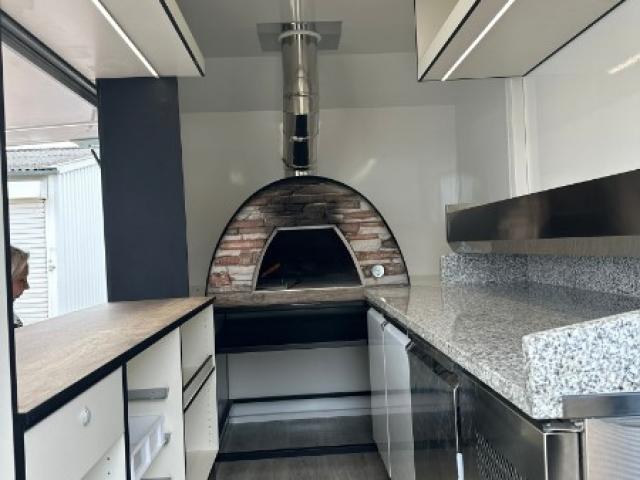 Aménagement d'une remorque Food truck pizza